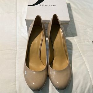 VGUC nine west nude patent leather heels women’s size 10.5